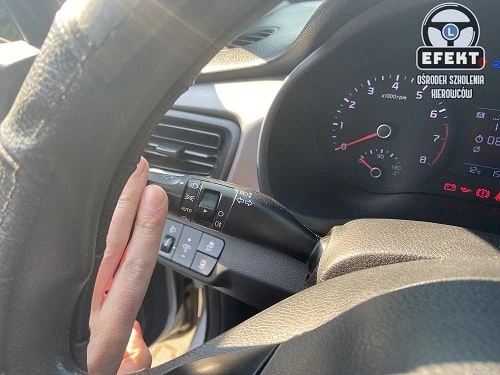 Czy Masz Prawo Wlaczyc Swiatla Awaryjne Gdy Kierujesz Holowanym Pojazdem - Światła w Kia Rio - Egzamin na prawo jazdy | OSK "EFEKT" SZKOŁA JAZDY